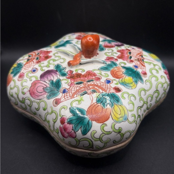 Vintage Chinese Quatrefoil Porcelain Trinket Box Famille Rose Lidded Dish - Picture 4 of 16